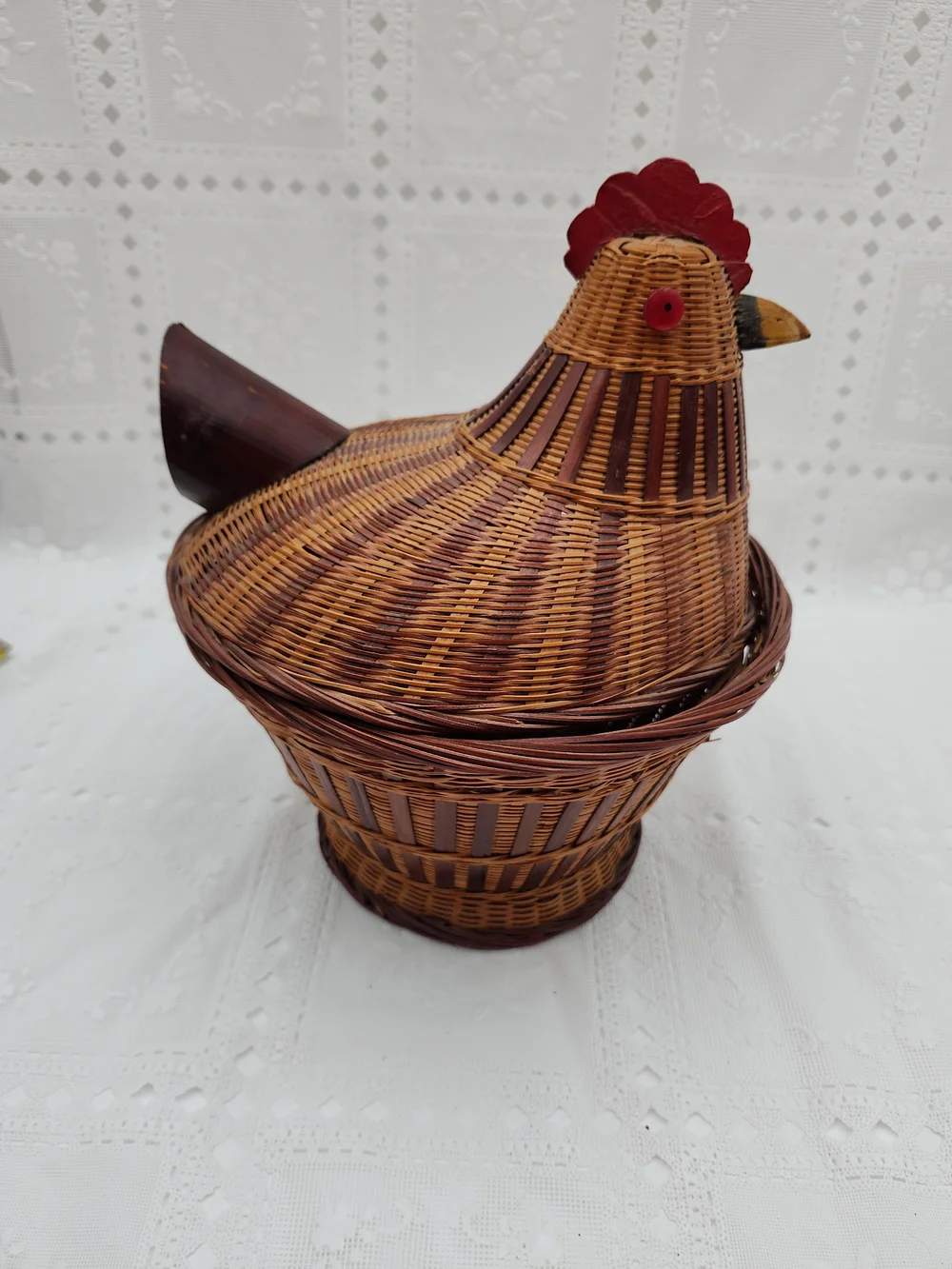 Woven Rattan Chicken Basket with Lid - Rustic Decorative Storage Farmhouse Decor